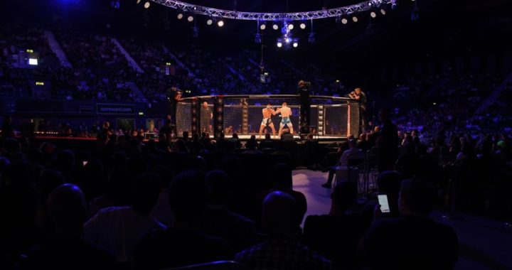 VIDEO: Fuerte pelea entre asistentes a un evento de MMA en Rusia.